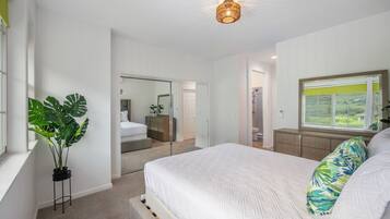 4 soverom, skrivebord, strykejern/-brett og reiseseng for barn