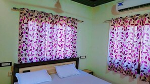 Deluxe kamer, 1 twee- of 2 eenpersoonsbedden, uitzicht op tuin | Een laptopwerkplek, een strijkplank/strijkijzer, gratis wifi