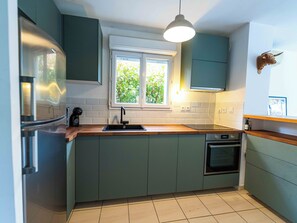 Microwave, oven, stovetop, dishwasher - 2 bedroom house with terrace, 2 parking spaces and swimming pool (Nîmes)