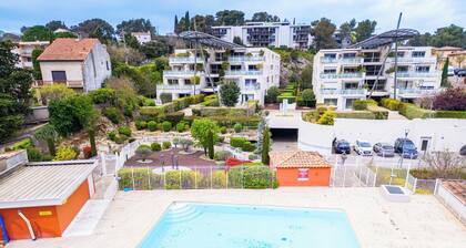 Maison 2 chambres avec Terrasse, 2 Places de Parking et Piscine