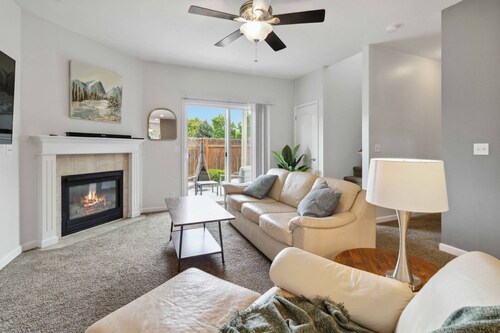NEW! A Whimsical Escape | Gas Fireplace | Back Patio w/ Chiminea | Spacious Master en Suite
