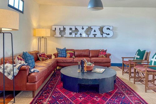 Southwest Escape in Fort Davis: Walk to Dining!