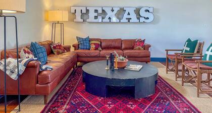 Southwest Escape in Fort Davis: Walk to Dining!