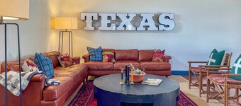 Southwest Escape in Fort Davis: Walk to Dining!