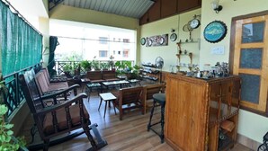 Ein gemütliches Café mit Holztischen, einer Bar und verschiedenen Dekorationselementen an den Wänden.