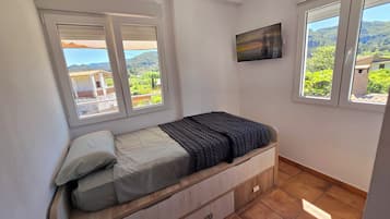 2 bedrooms, iron/ironing board, free WiFi, bed sheets