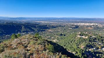 Vista panorámica de un paisaje montañoso con un pueblo en el valle.