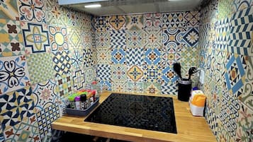 Køleskab, mikrobølgeovn, ovn, kogeplade