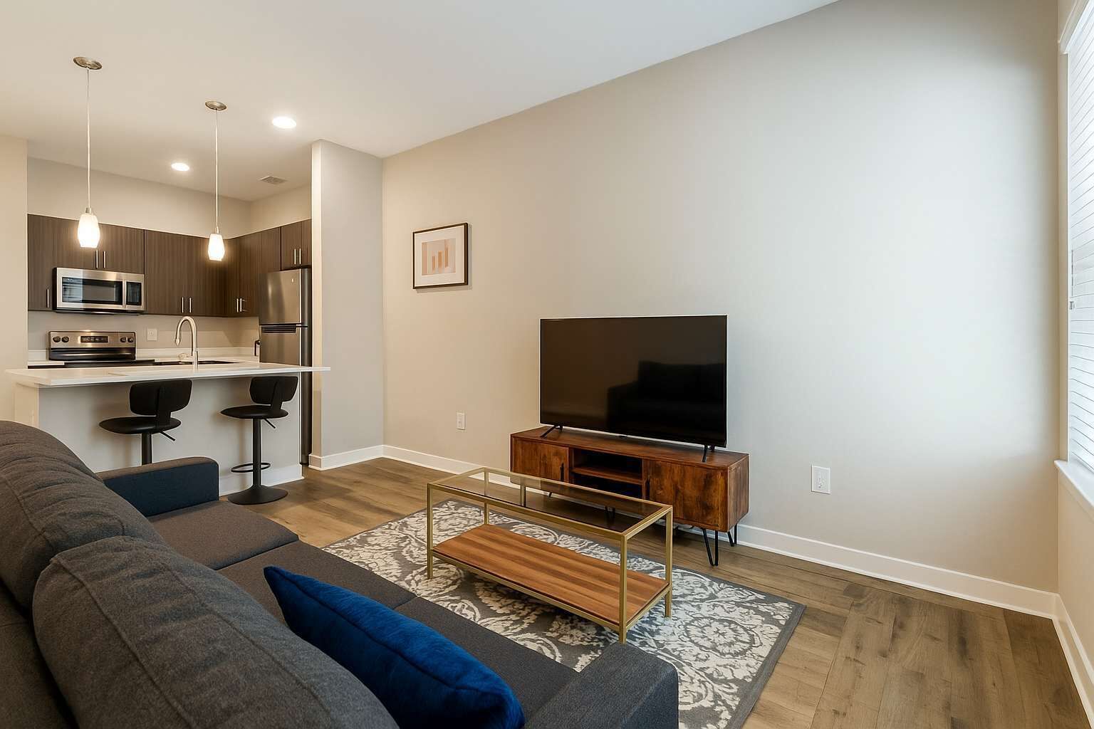 Estudio Deluxe, para no fumadores | Área de sala de estar | Smart TV de 42 pulgadas con canales digitales, Netflix y Hulu 