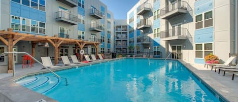 Een seizoensgebonden buitenzwembad