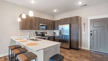 Deluxe appartement, 1 slaapkamer, niet-roken | Privékeuken | Een koelkast, een microgolfoven, een oven, een kookplaat