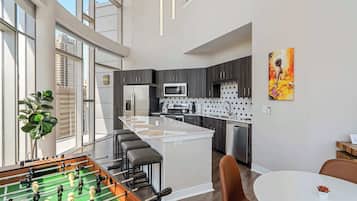 Deluxe Apartment, 3 Bedrooms, Non Smoking | Private kitchen | Fridge, microwave, oven, stovetop