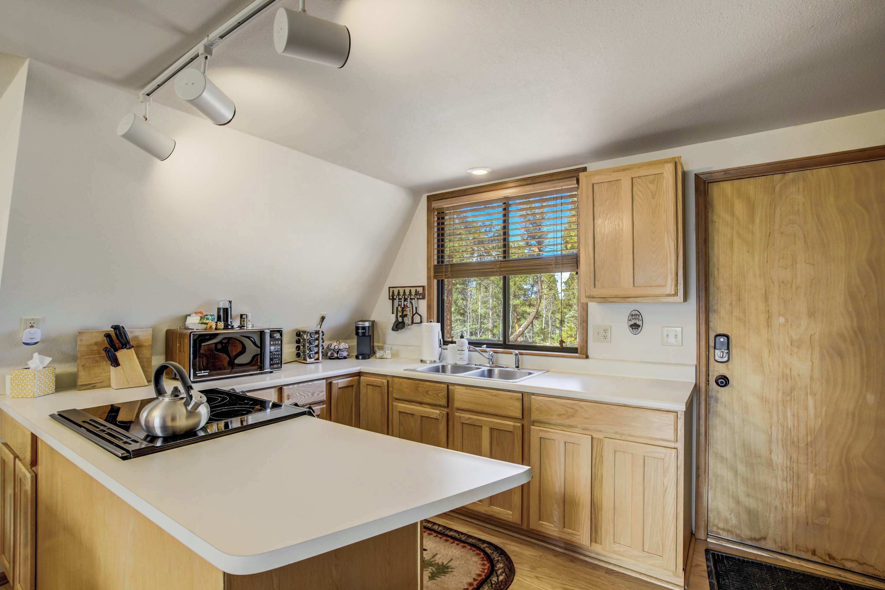 Geladeira, micro-ondas, fogão, cooktop
