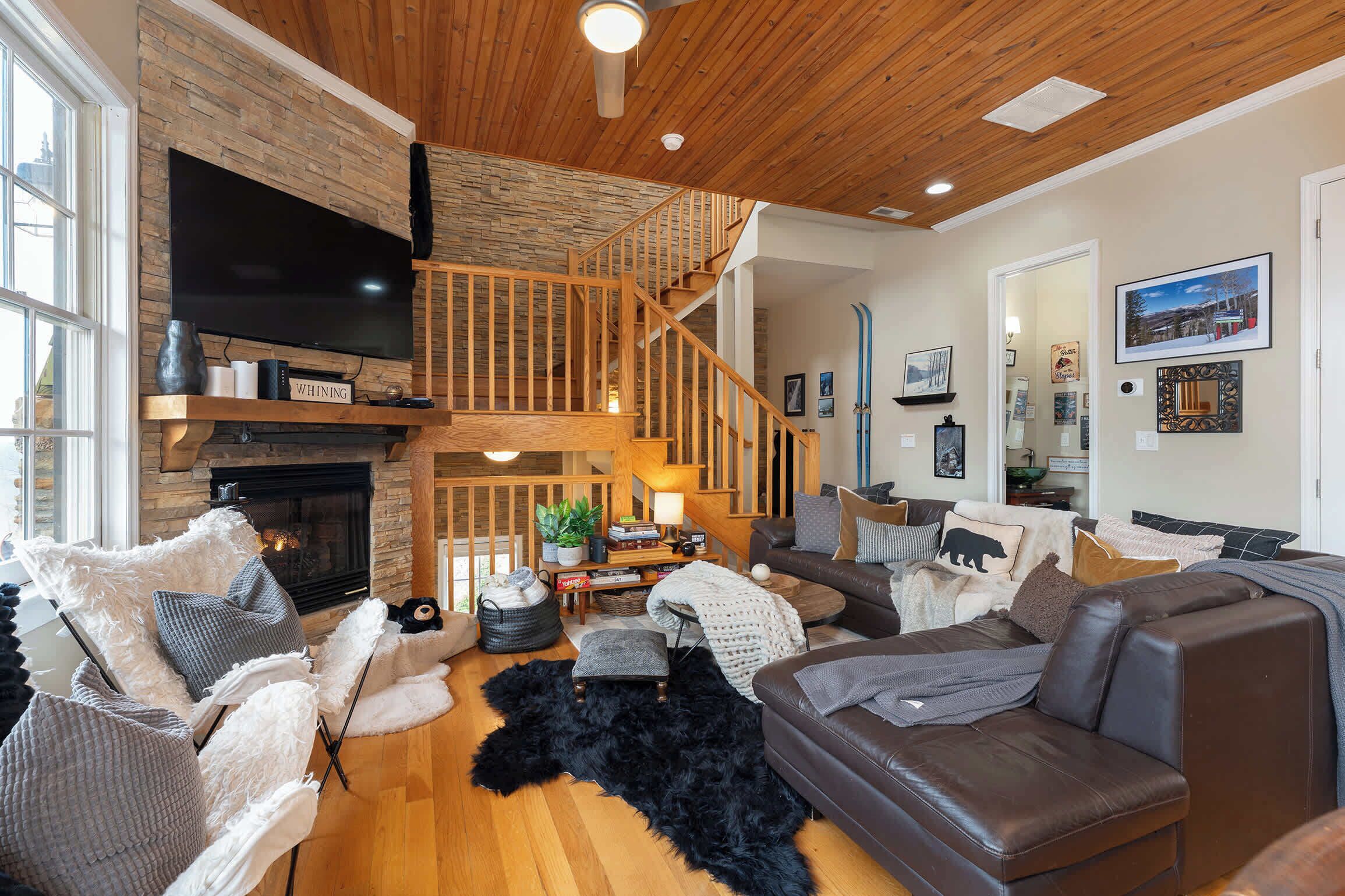 Télévision, cheminée, baby-foot