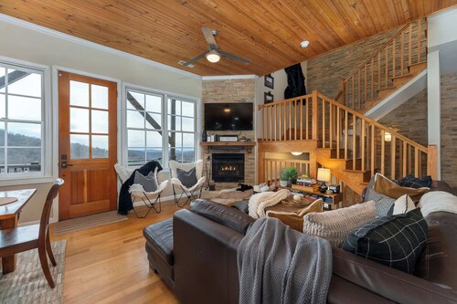 5 Min to Hatley Pointe~Hot Tub~Games~Dog Friendly