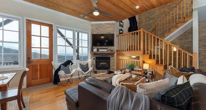 5 Min to Hatley Pointe~Hot Tub~Games~Dog Friendly