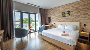 Un hotel moderno con una cama grande, un escritorio, una silla y vistas al exterior.