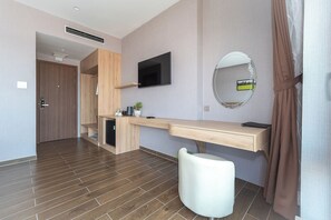 Deluxe King River View | 1 bedroom, premium bedding, minibar, desk