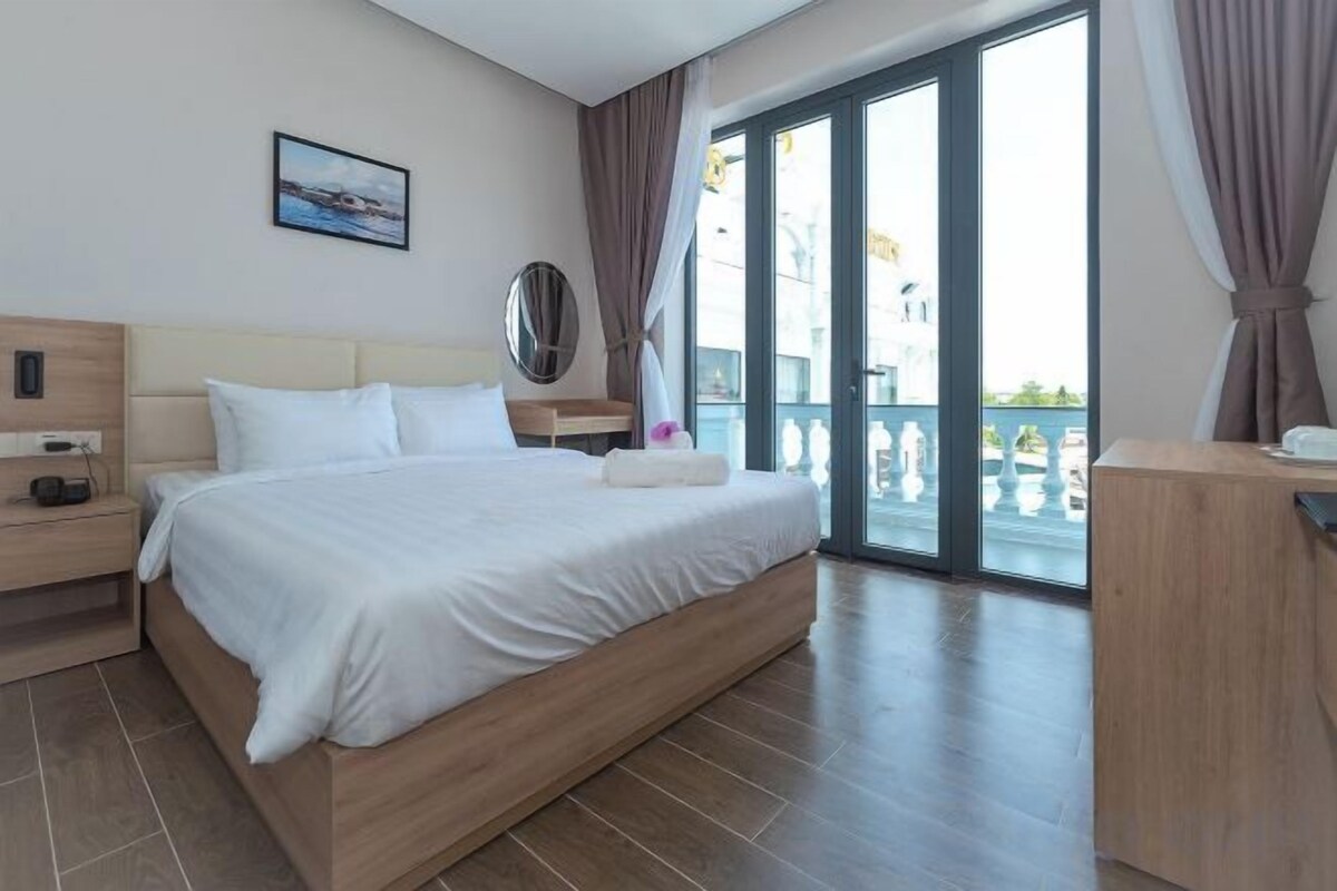 Premium bedding, minibar, desk, laptop workspace