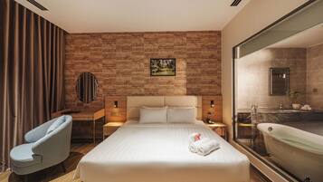 1 makuuhuone, ylelliset vuodevaatteet, minibaari, työpöytä