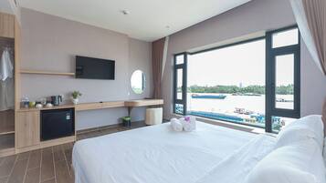 Kahden hengen deluxe-huone, 1 makuuhuone, jokinäköala | 1 makuuhuone, ylelliset vuodevaatteet, minibaari, työpöytä