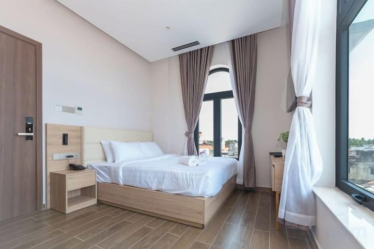 Premium bedding, minibar, desk, laptop workspace