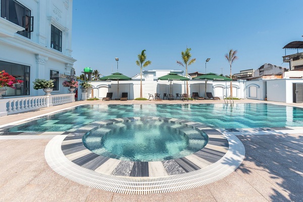 Una piscina al aire libre