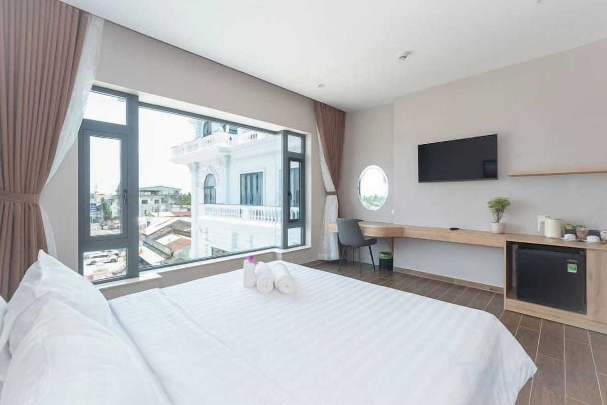 Premium bedding, minibar, desk, laptop workspace