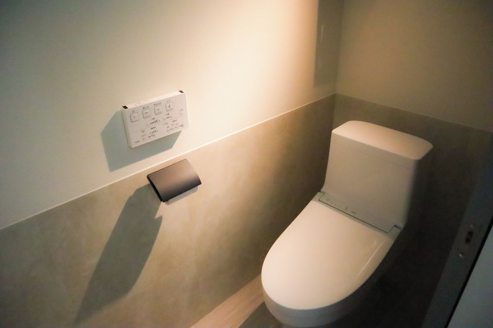 Secador de cabelo, bidê, toalhas de banho, sabonete