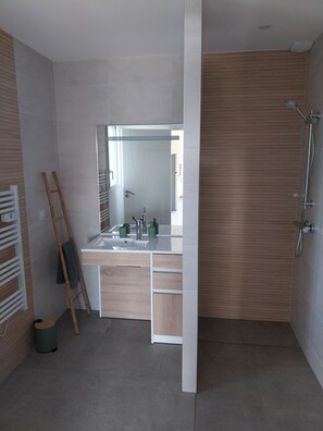 Dusche, Haartrockner, Handtücher, Toilettenpapier
