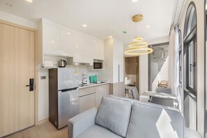 Standard Apartment, Balcony, Courtyard View | Private kitchen | Fridge, microwave, stovetop, cookware/dishes/utensils