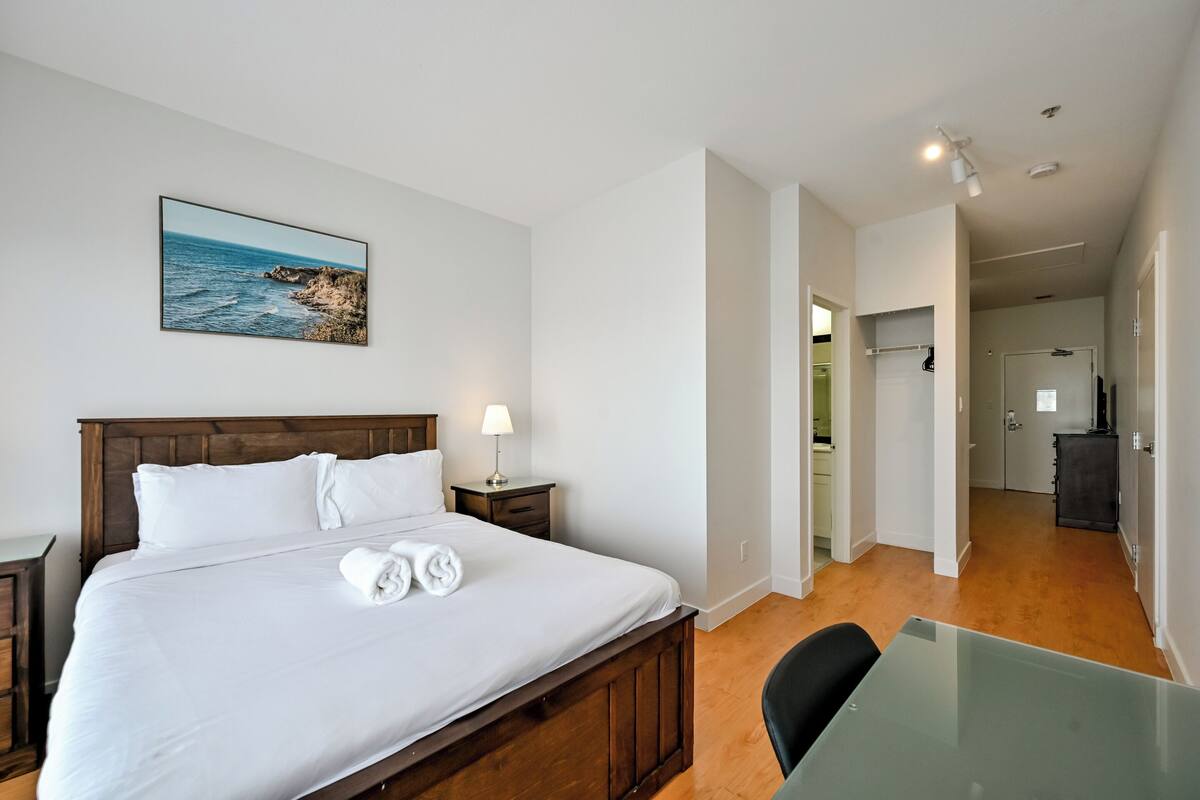 Quarto casal superior | Roupas de cama premium, edredons de pluma, escrivaninha