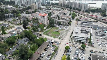 Une vue aérienne d’une ville avec ses gratte-ciel, une rivière et une autoroute.