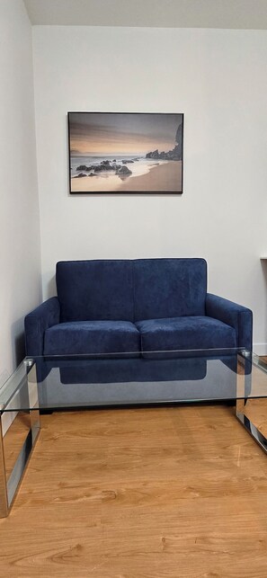 Premium Room | Premium bedding, down comforters, individually decorated - NEW ROYAL INN (New Westminster)