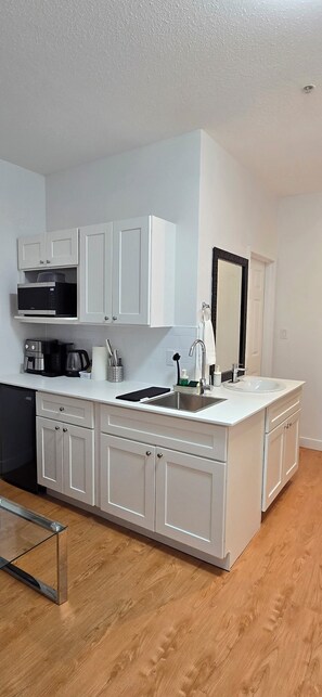 Premium Room | Premium bedding, down comforters, individually decorated - NEW ROYAL INN (New Westminster)