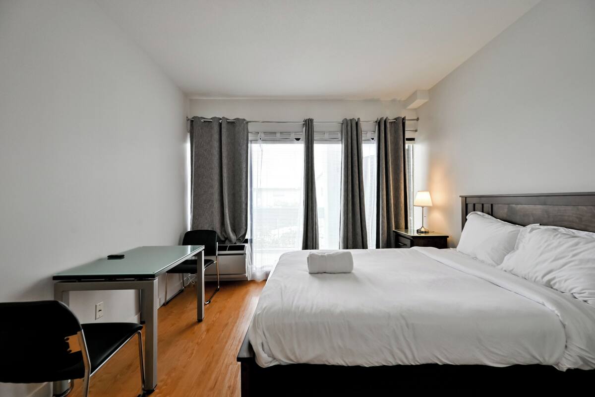Quarto casal clássico, 1 cama Queen e sofá-cama, acessível para pessoas com deficiência física | Roupas de cama premium, edredons de pluma, escrivaninha