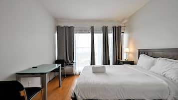 Habitación doble clásica, 1 cama Queen size y sofá cama, acceso para personas con movilidad reducida | Ropa de cama de alta calidad, edredón y decoración personalizada