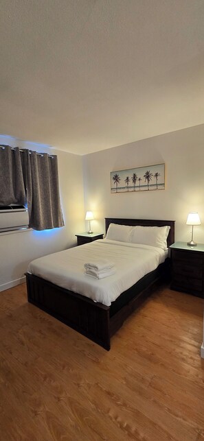 Premium bedding, down duvets, individually decorated - NEW ROYAL INN (New Westminster)