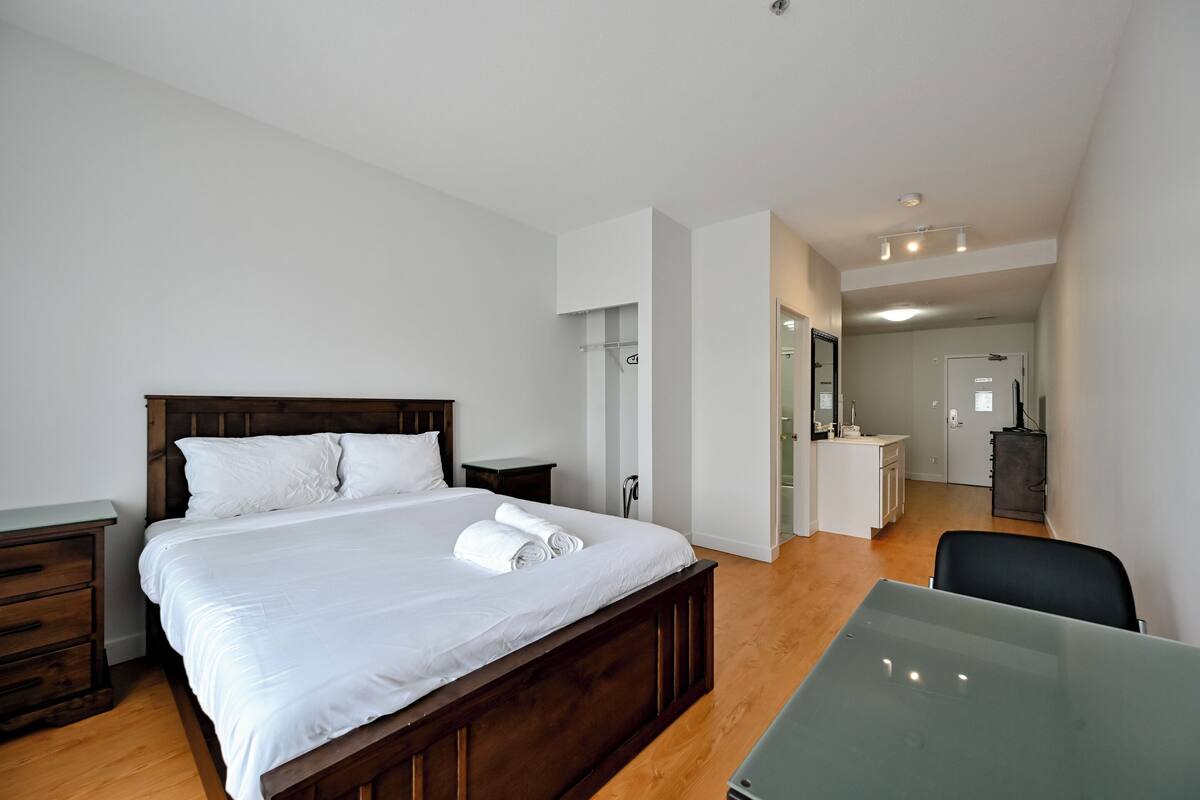 Quarto casal club, 1 cama Queen e sofá-cama, acessível para pessoas com deficiência física | Roupas de cama premium, edredons de pluma, escrivaninha