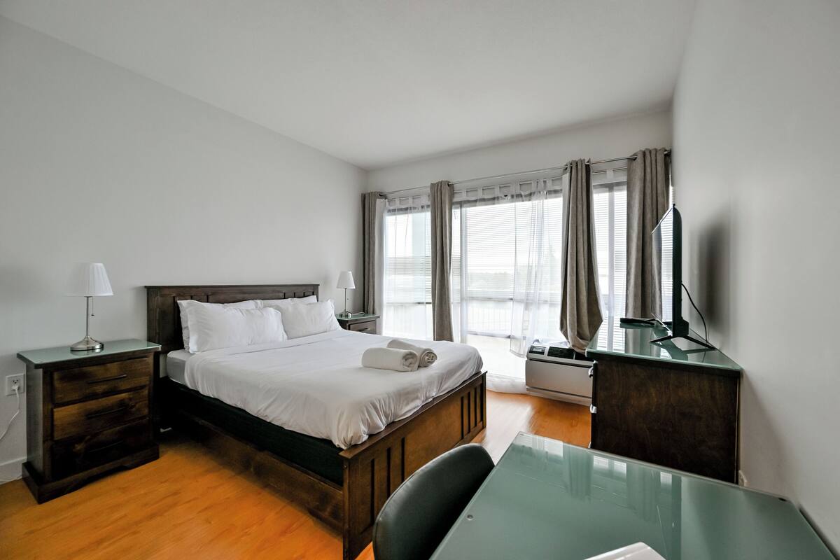 Quarto executivo | Roupas de cama premium, edredons de pluma, escrivaninha
