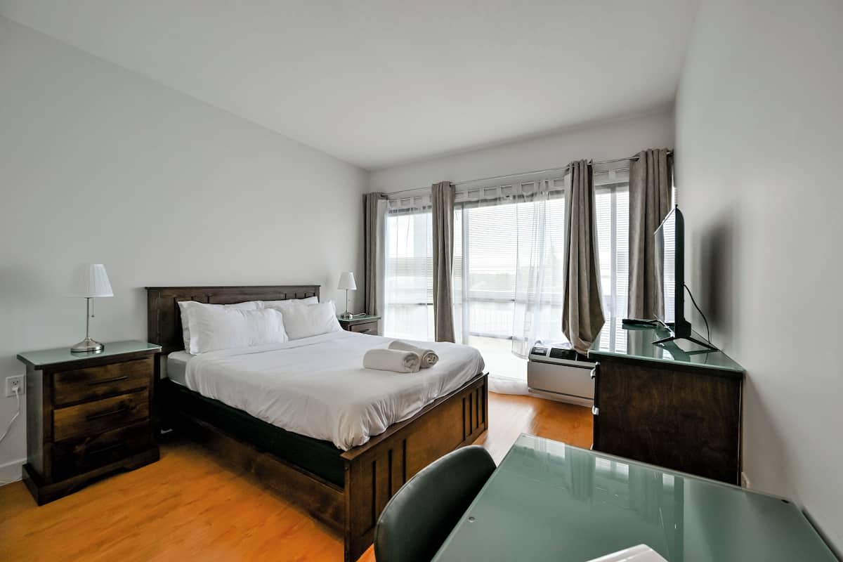Executive Room | Premium bedding, down comforters, individually decorated