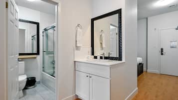 Family Room | Bathroom | Free toiletries, hair dryer, towels, soap