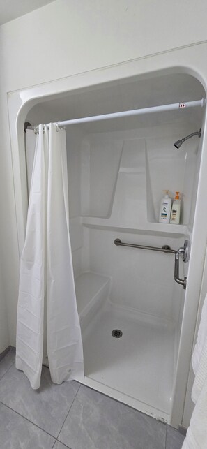 Executive Room | Bathroom - NEW ROYAL INN (New Westminster)