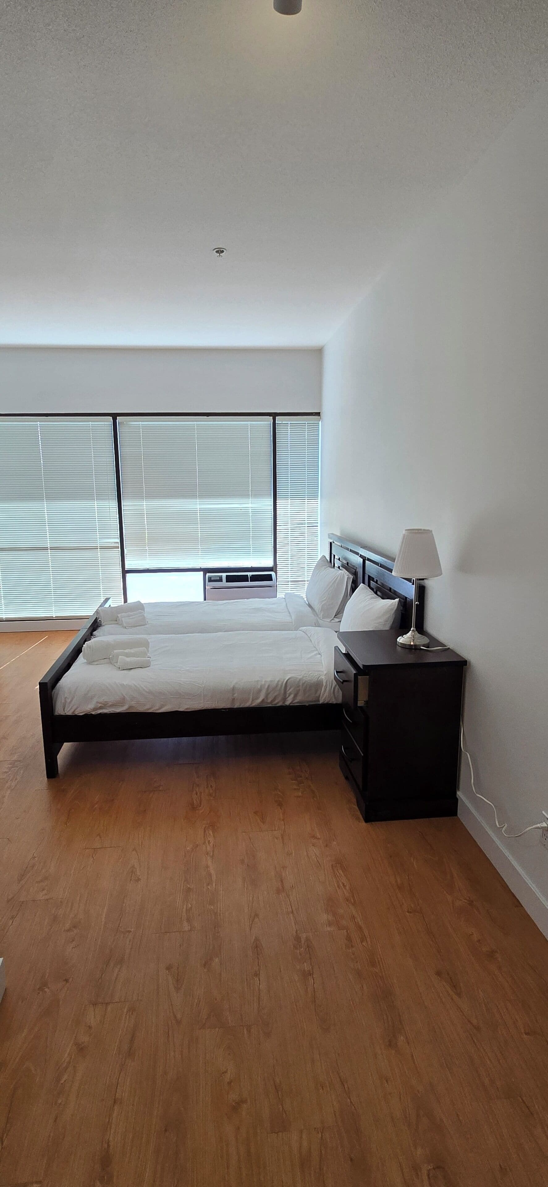 コンフォート トリプルルーム シングルベッド 3 台 車いす対応 禁煙 | 高級寝具、羽毛の掛け布団、客室ごとに異なる装飾、客室ごとに異なるインテリア