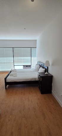 Quarto triplo conforto, 3 camas de solteiro, acessĆvel para pessoas com deficiĆŖncia fĆsica | Roupas de cama premium, edredons de pluma, individualmente decorados