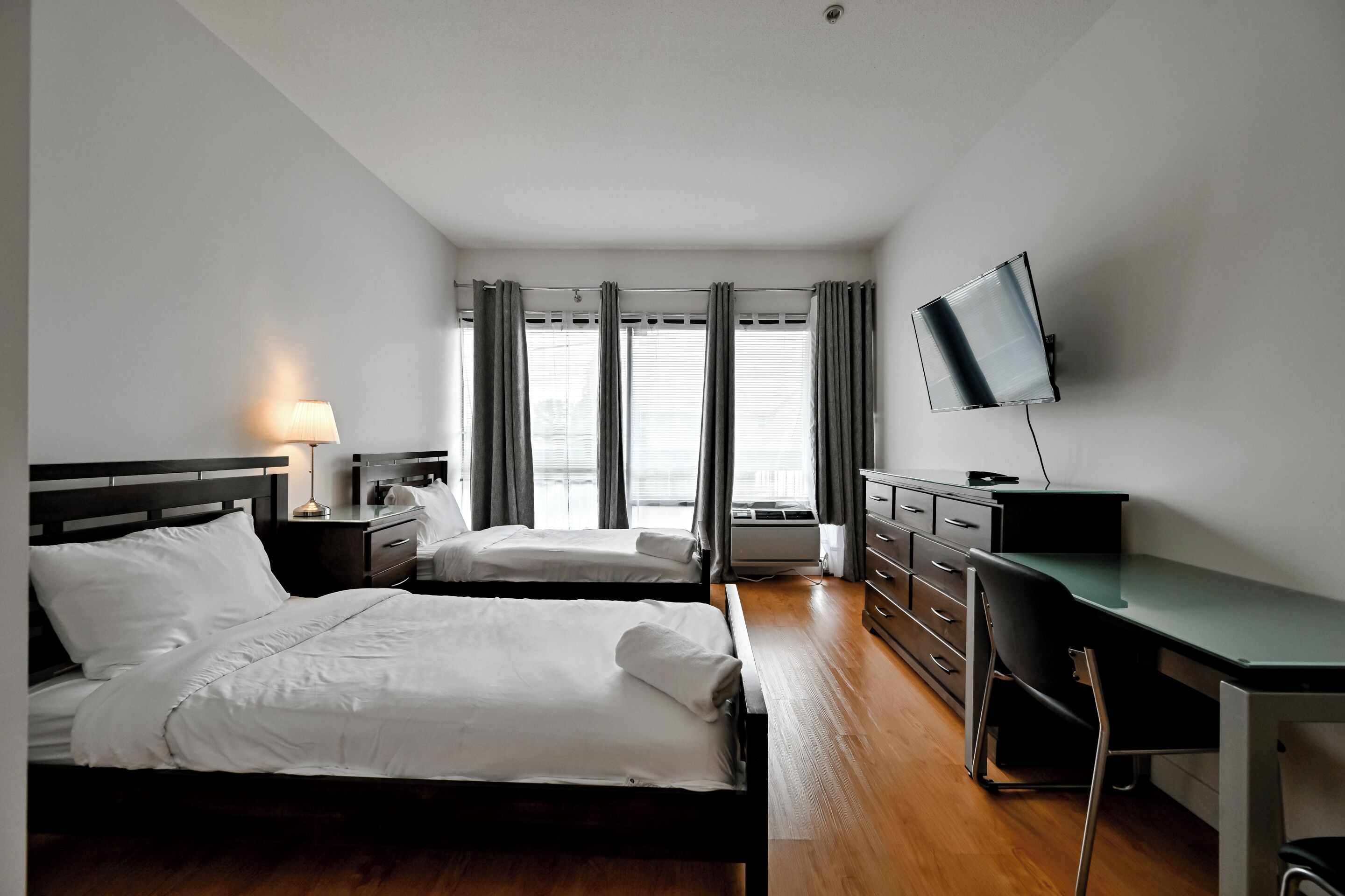 Habitación triple Confort, 3 camas individuales, accesible en silla de ruedas, no fumadores | Ropa de cama de alta calidad, edredones de plumas, decoración individual