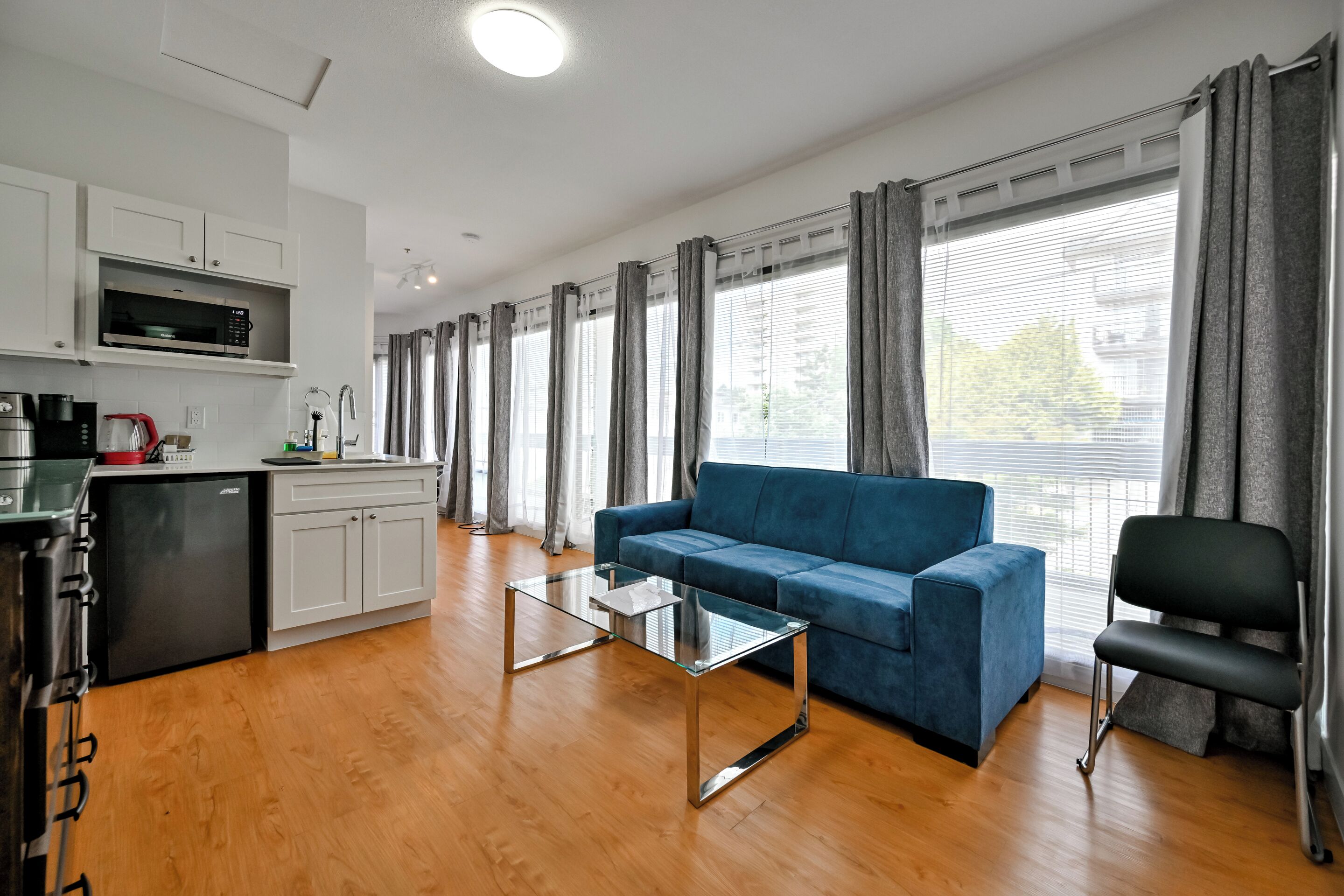 Royal Room | Living area | 43-inch Smart TV with digital channels