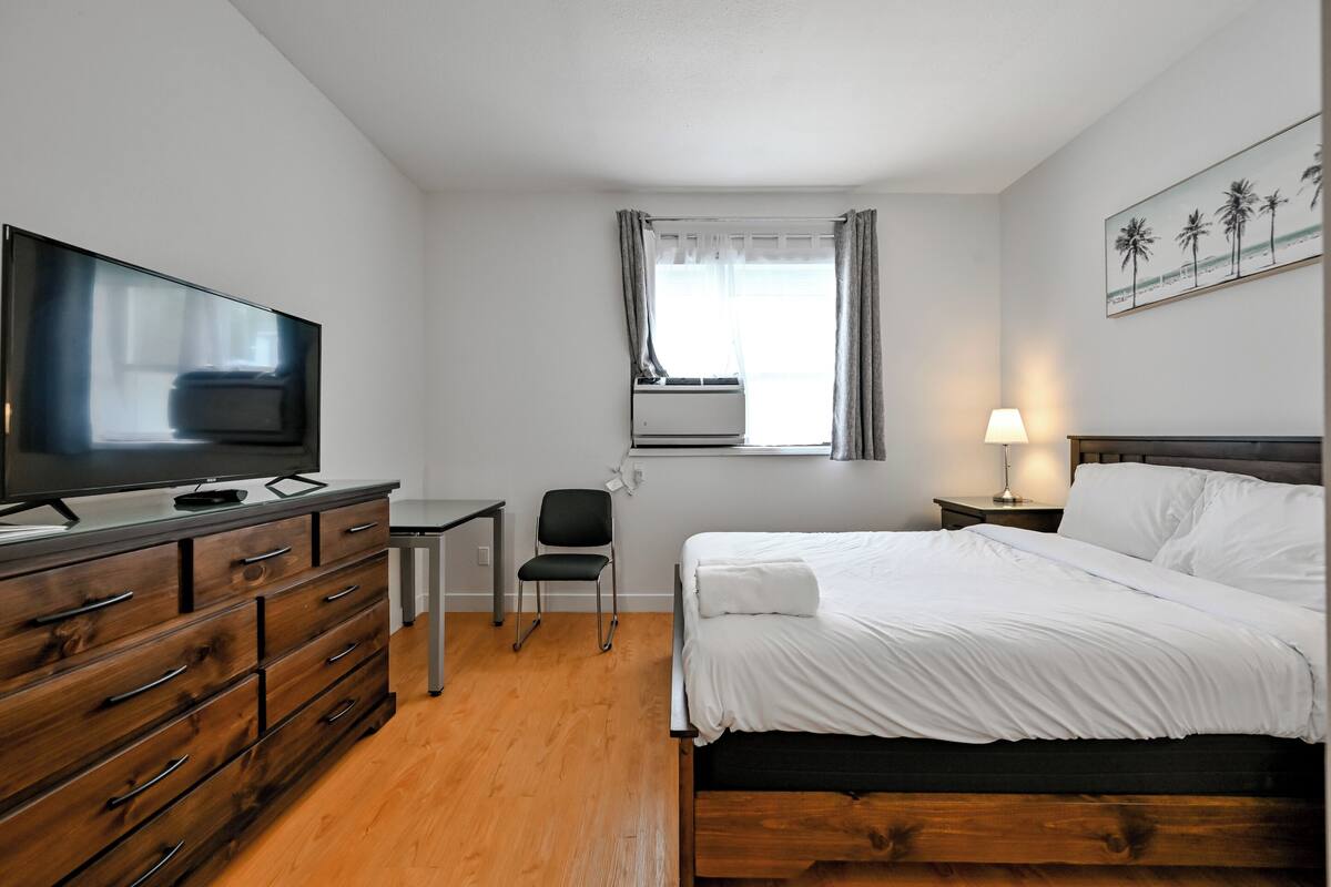 Quarto família | Roupas de cama premium, edredons de pluma, escrivaninha