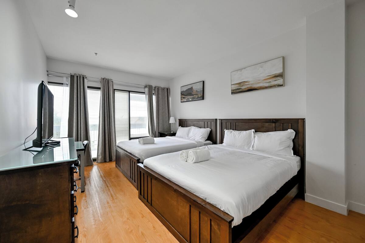 Quarto luxo | Roupas de cama premium, edredons de pluma, escrivaninha