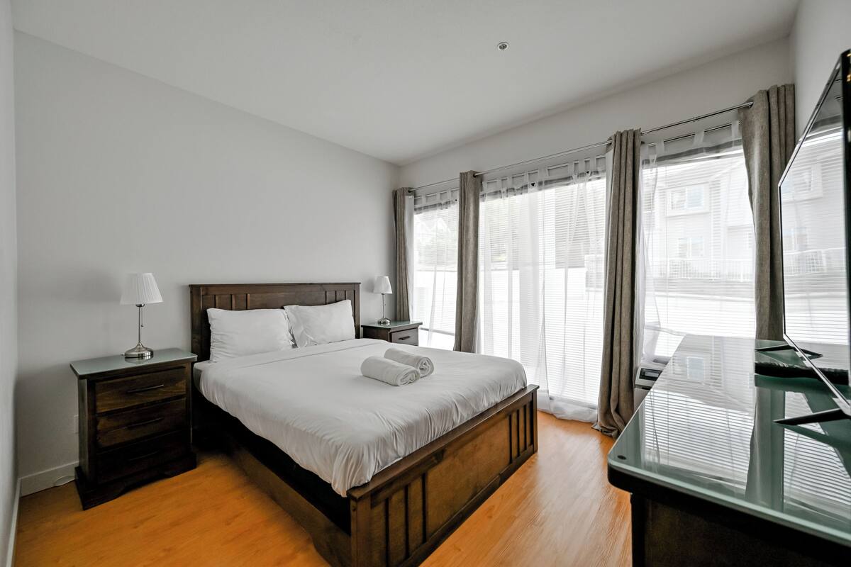 Quarto solteiro standard | Roupas de cama premium, edredons de pluma, escrivaninha